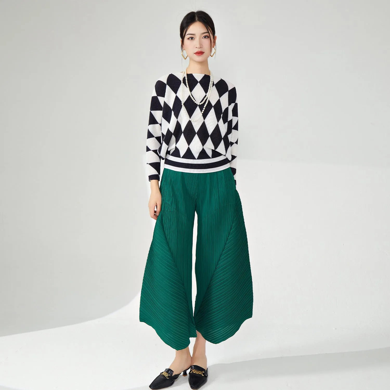 2025 Miyake casual pants women's clothing factory supply elastic waist loose and thin wide-leg pants drape pleated special-shaped pants