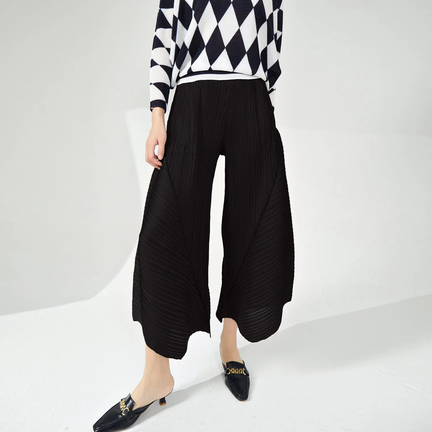 2025 Miyake casual pants women's clothing factory supply elastic waist loose and thin wide-leg pants drape pleated special-shaped pants