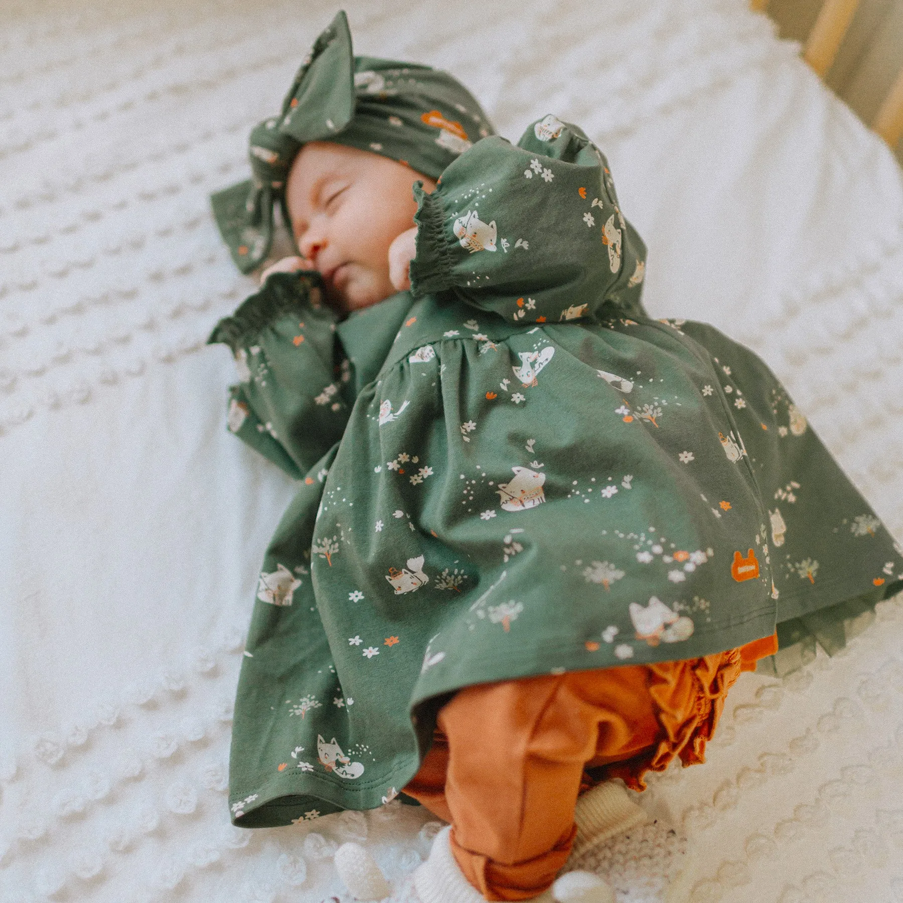 Bonnet vert à motifs en coton biologique, naissance  || Green patterned hat in organic cotton, newborn