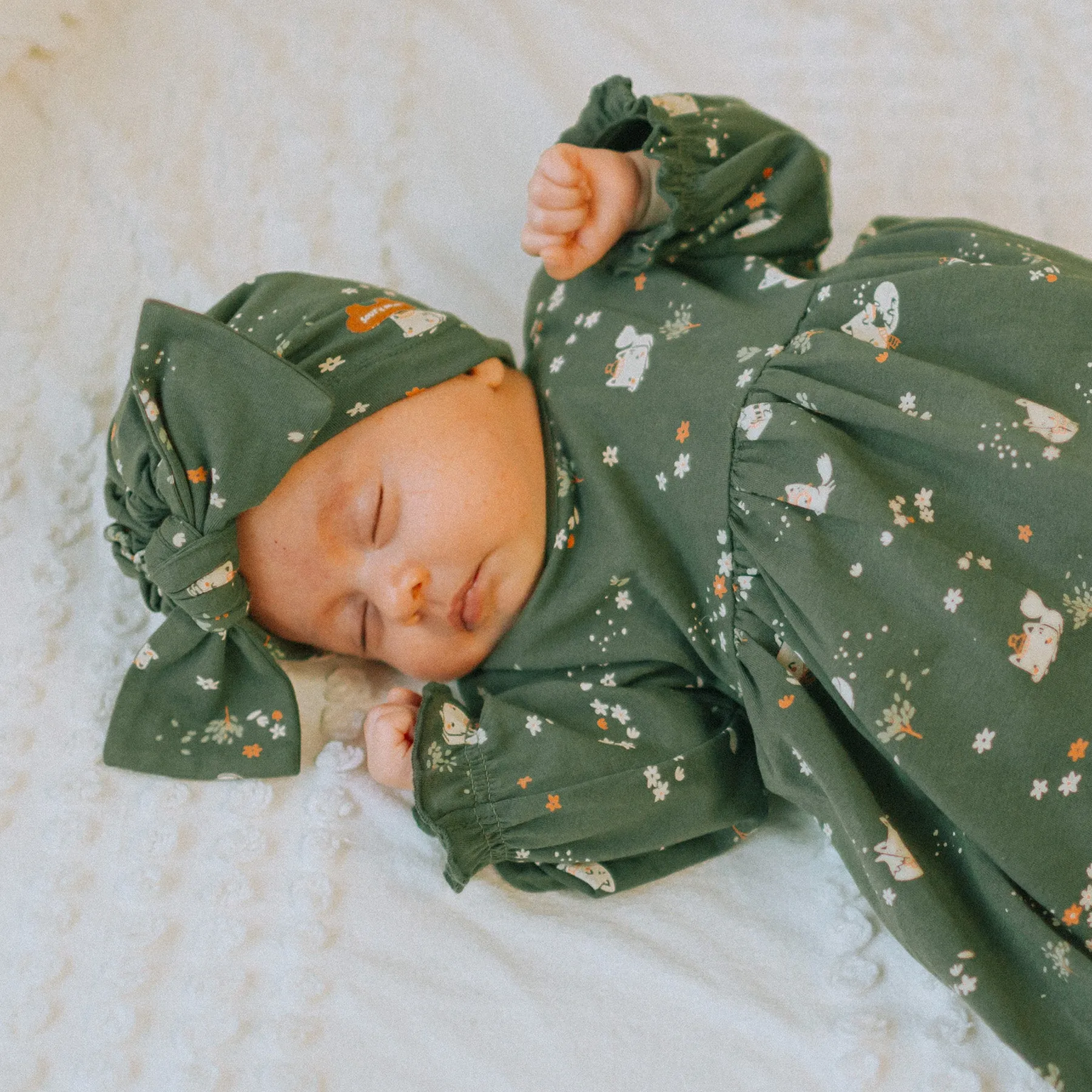 Bonnet vert à motifs en coton biologique, naissance  || Green patterned hat in organic cotton, newborn