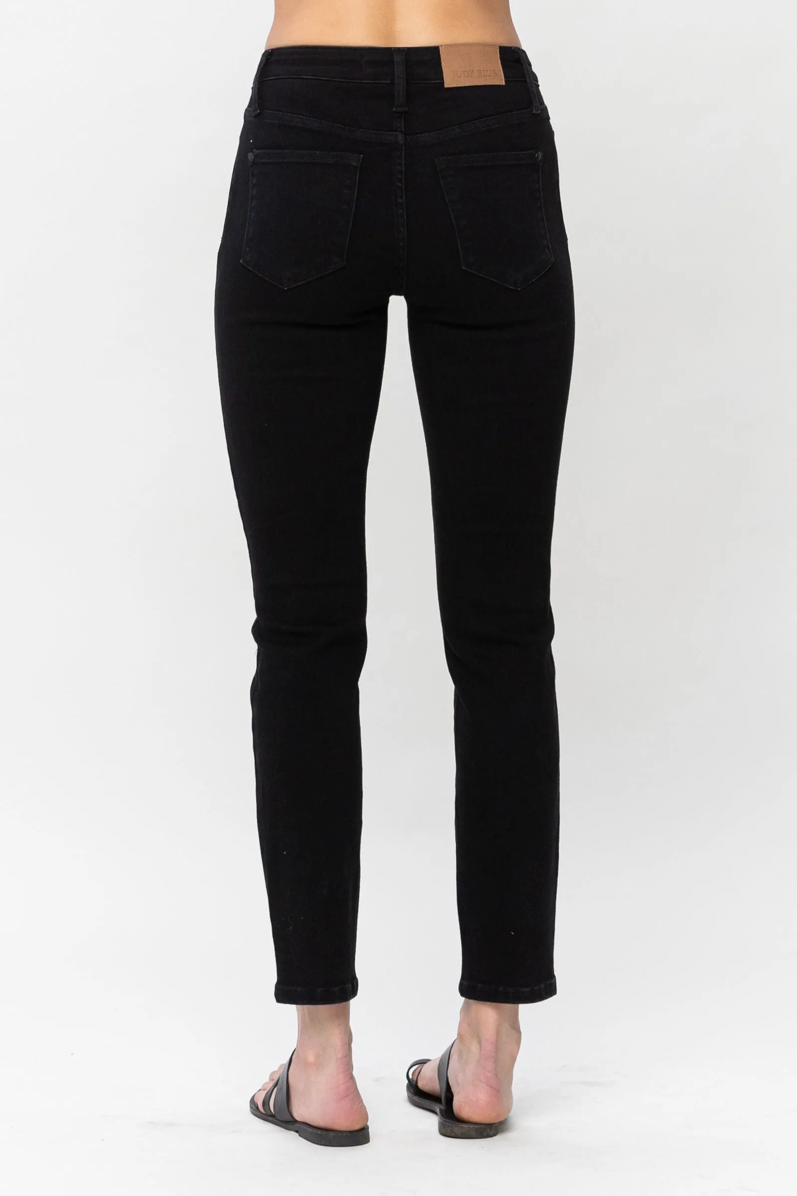 Judy Blue || Kara Mid-Rise Black Slim Fit Jean