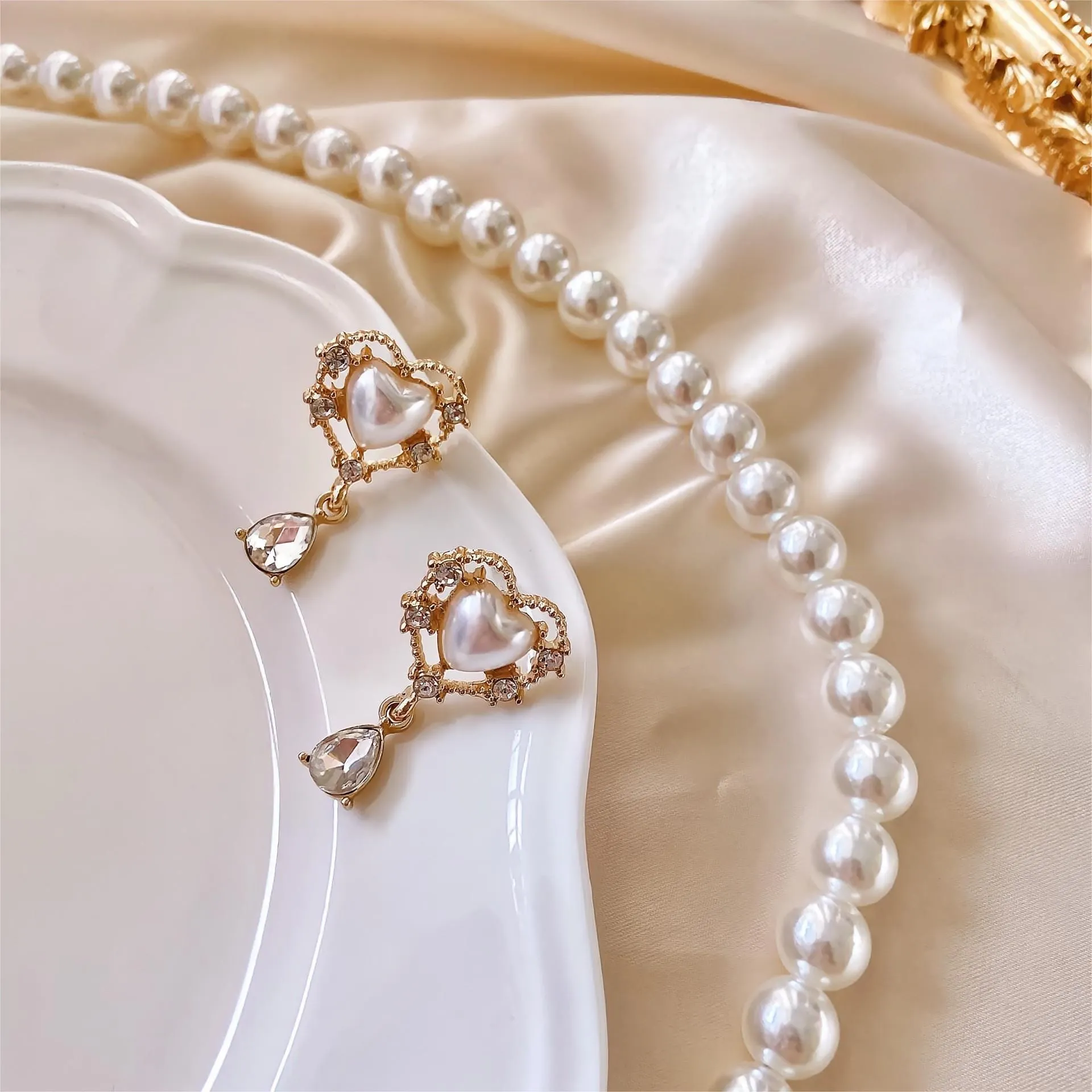 Trendy Dangling Rhinestone CZ Inlaid Pearl Heart Earrings