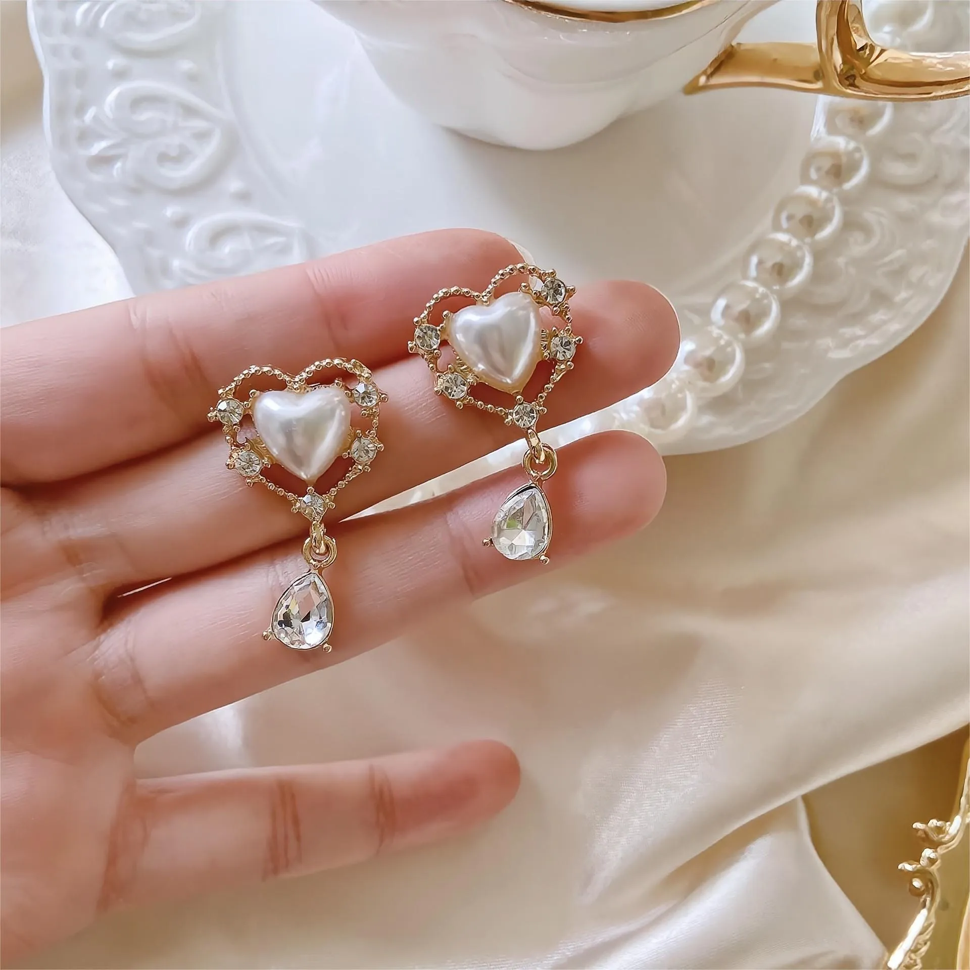 Trendy Dangling Rhinestone CZ Inlaid Pearl Heart Earrings