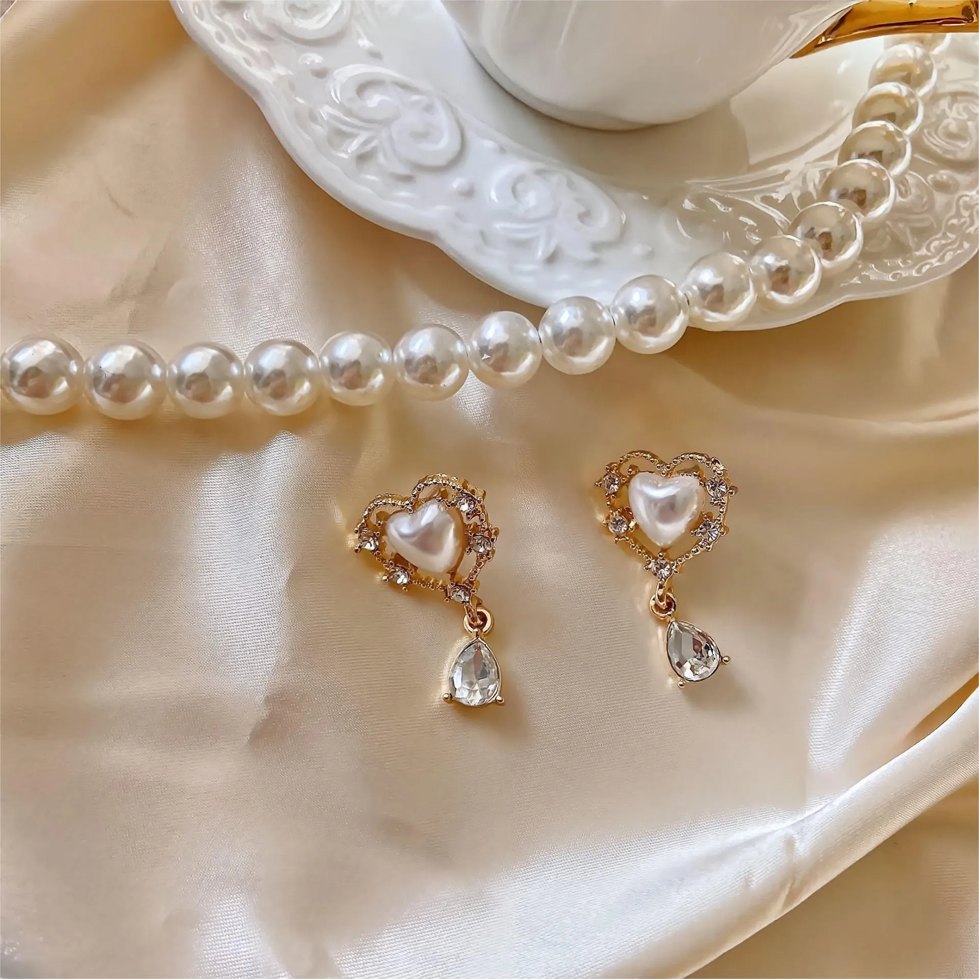 Trendy Dangling Rhinestone CZ Inlaid Pearl Heart Earrings